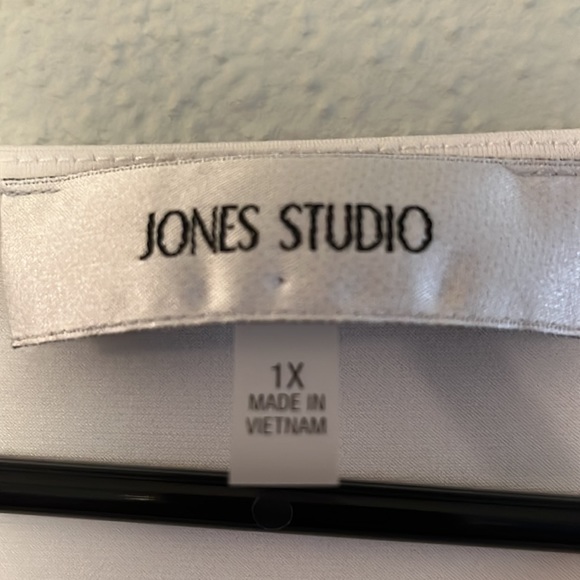 Beautiful sleeveless white top - Picture 3 of 5